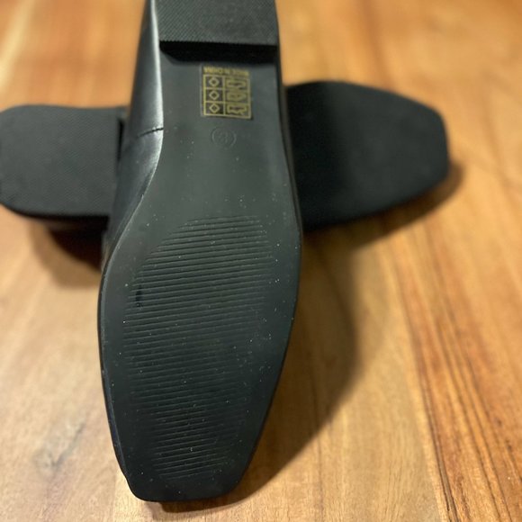 Flat Black Loafer with Chain - Picture 5 of 6